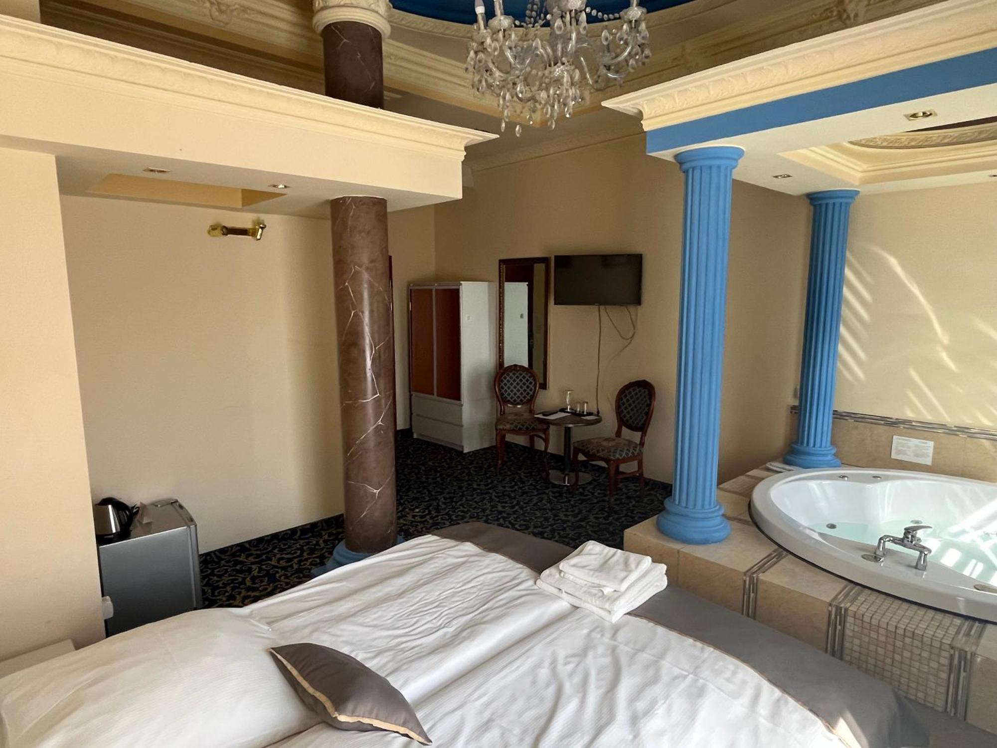 Hotel Venecia Palace Michałowice Екстериор снимка