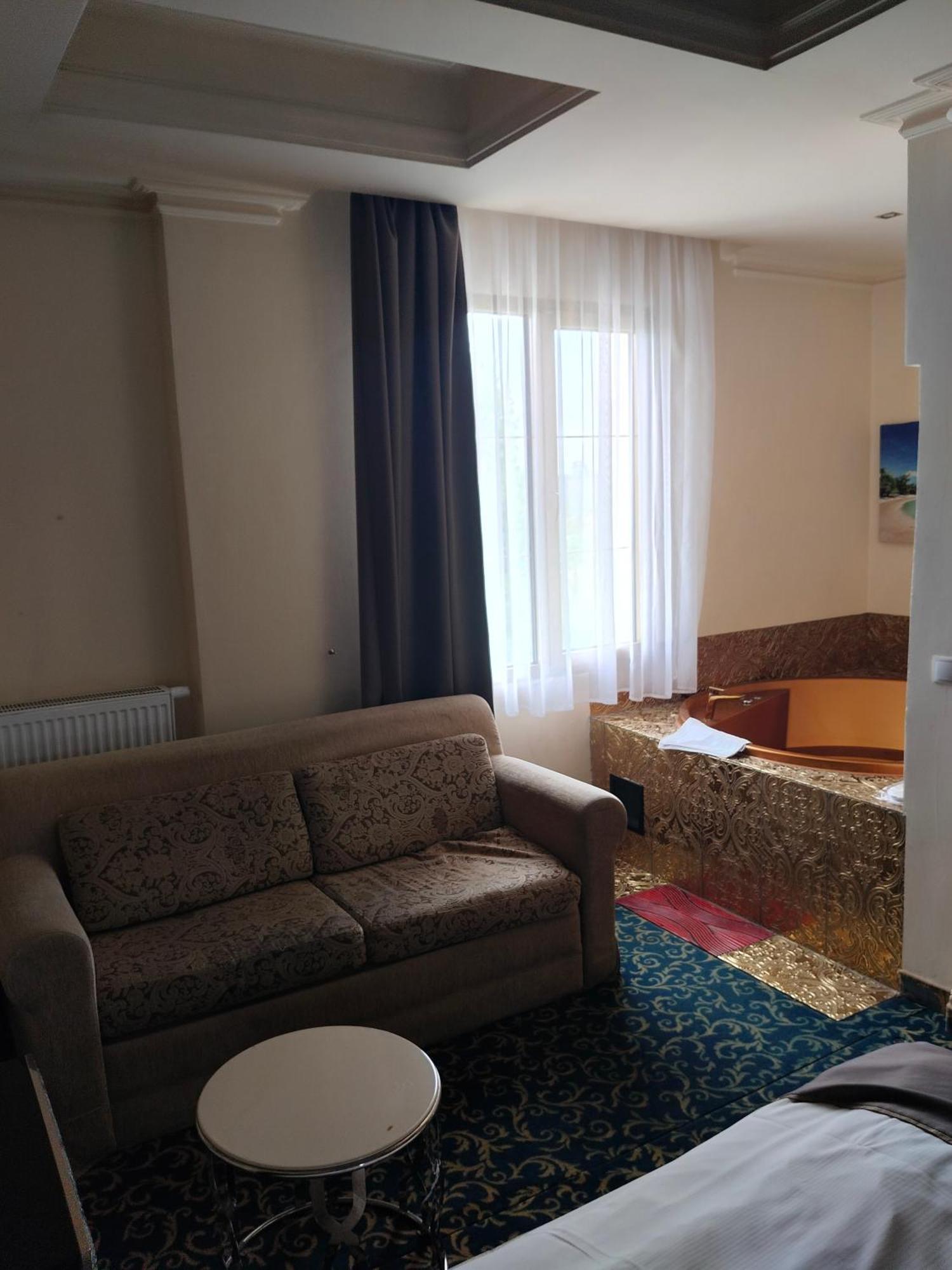 Hotel Venecia Palace Michałowice Екстериор снимка