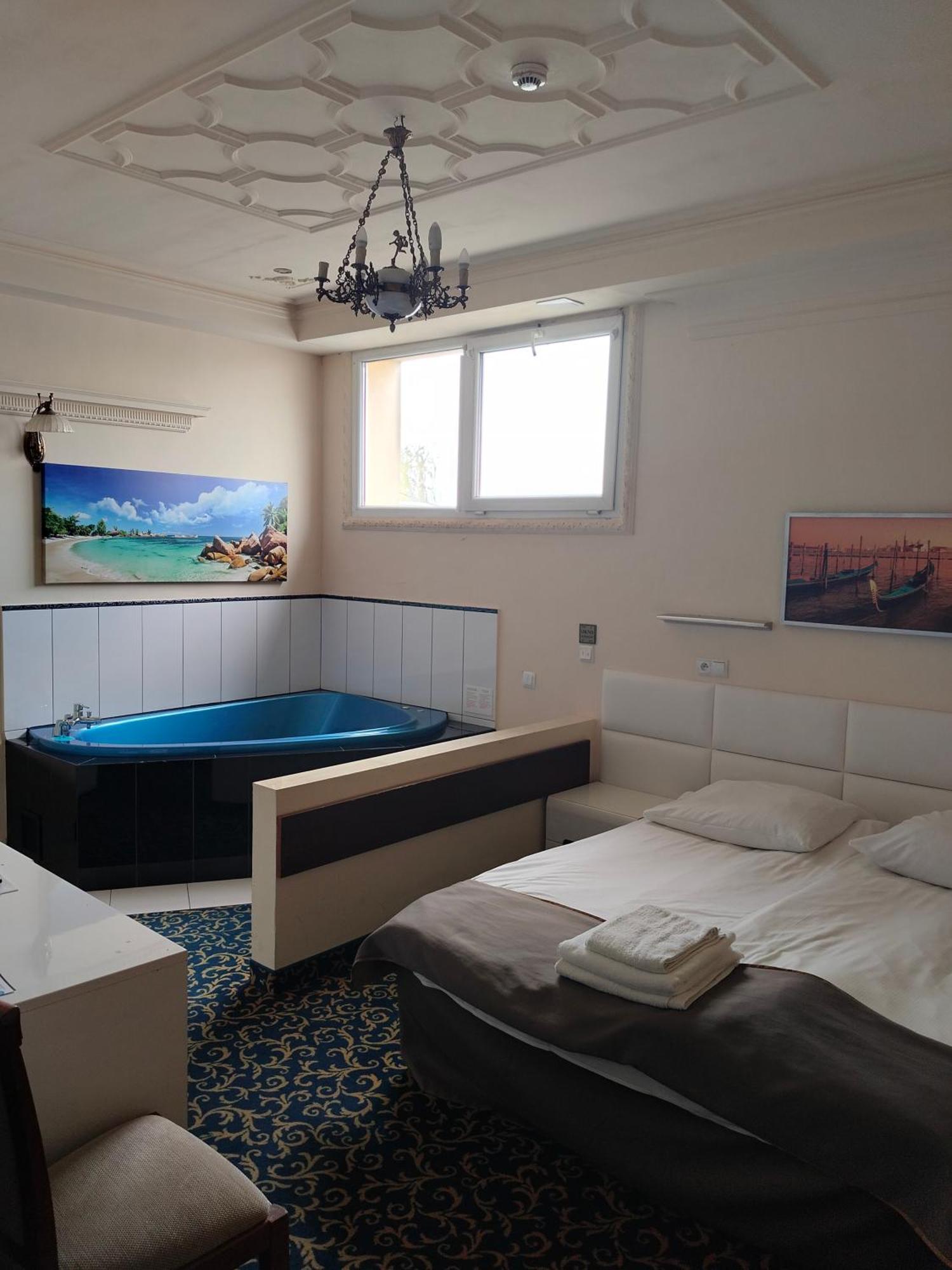 Hotel Venecia Palace Michałowice Екстериор снимка