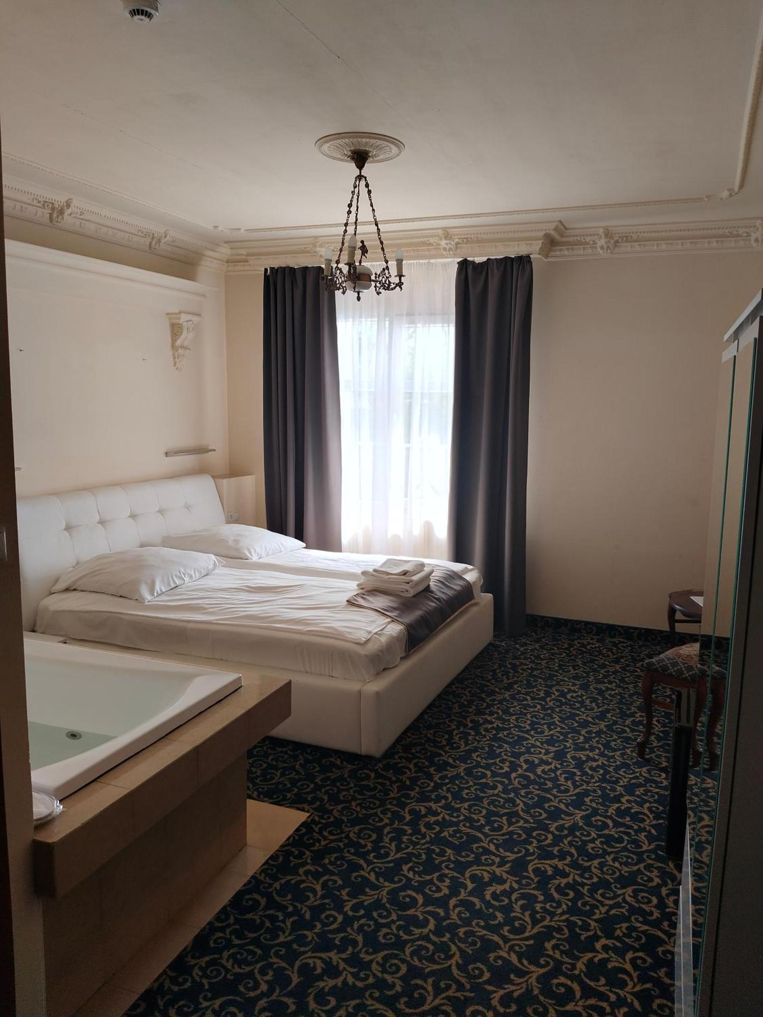 Hotel Venecia Palace Michałowice Екстериор снимка